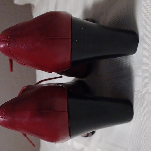 G.H. Bass & Co. Red sz 6M Lace up high heel shoes. - Picture 3 of 7